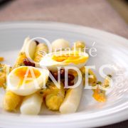 Recette d'Asperges des Sables des Landes IGP, sauce gribiche, oeuf mollet, copeaux de magret fumé et cacahuètes de Soustons