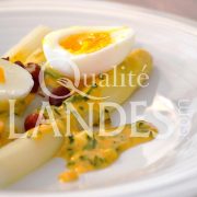Recette d'Asperges des Sables des Landes IGP, sauce gribiche, oeuf mollet, copeaux de magret fumé et cacahuètes de Soustons