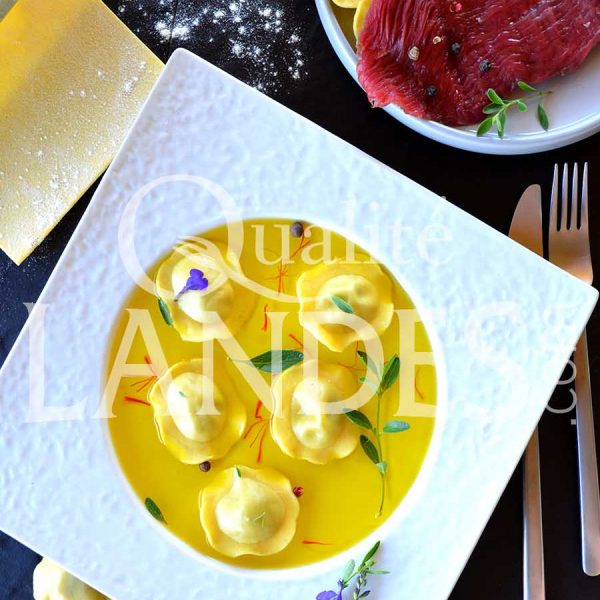 Recette de Raviolis de Bœuf de Chalosse, bouillon safran et sauge Recette de Raviolis de Bœuf de Chalosse, bouillon safran et sauge